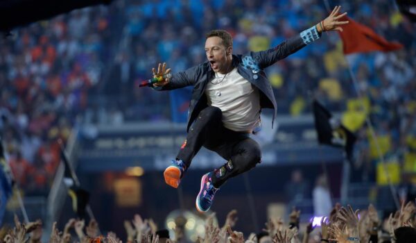 Coldplay a lansat videoclipul piesei „The Karate Kid”